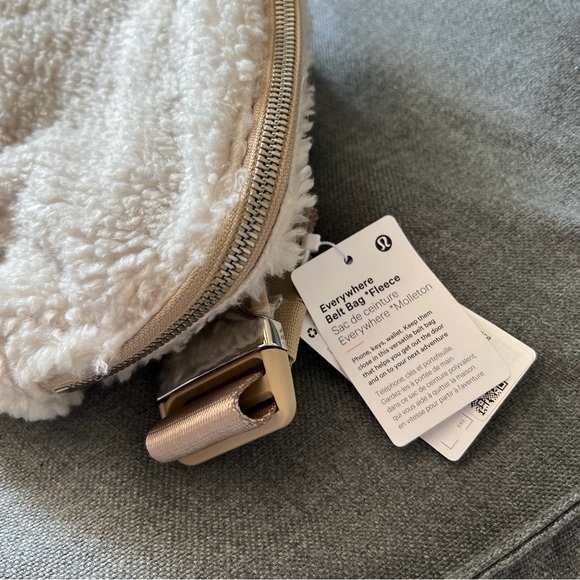 Lululemon belt bag fleece tan white sherpa rare NWT - Picture 3 of 4